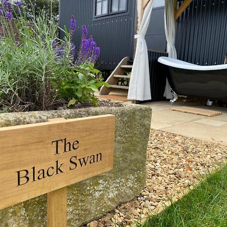 The Black Swan Shepherd Hut Ketton Exterior foto