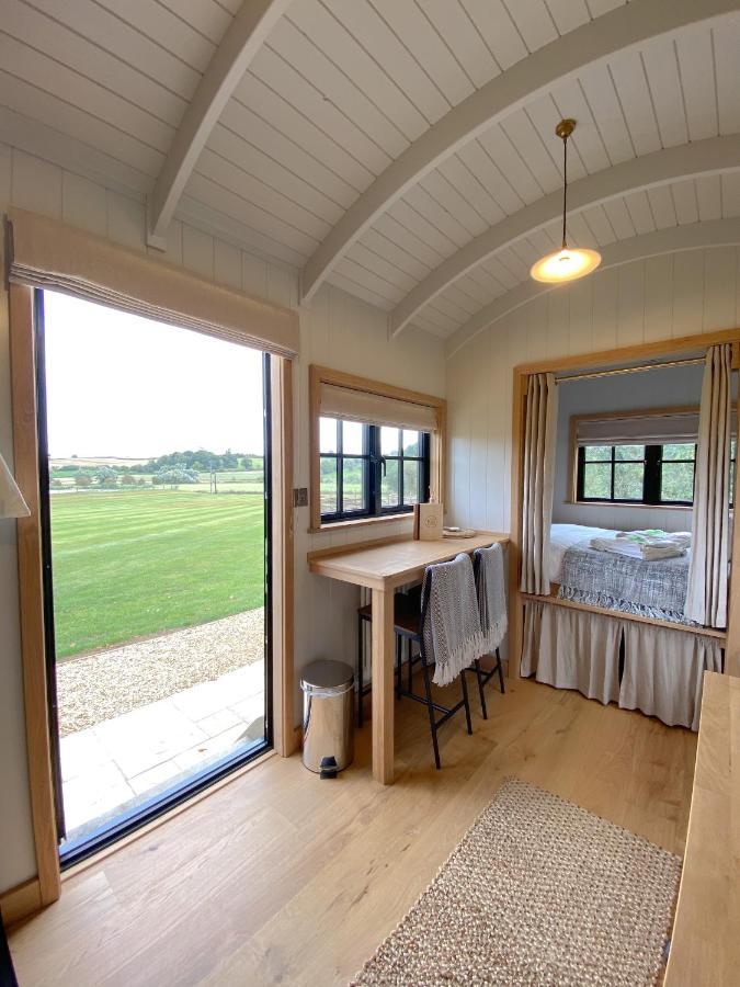 The Black Swan Shepherd Hut Ketton Exterior foto