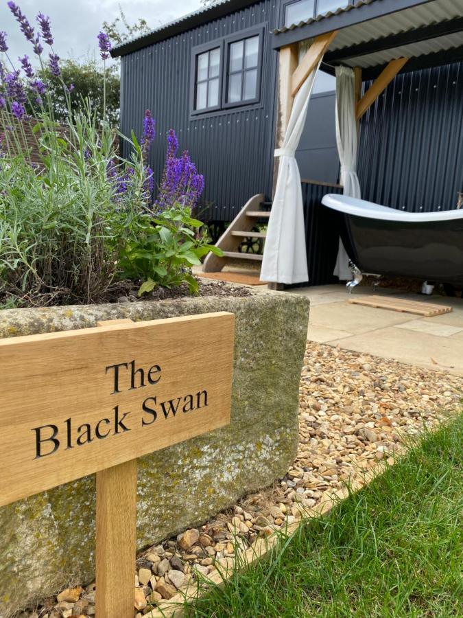 The Black Swan Shepherd Hut Ketton Exterior foto